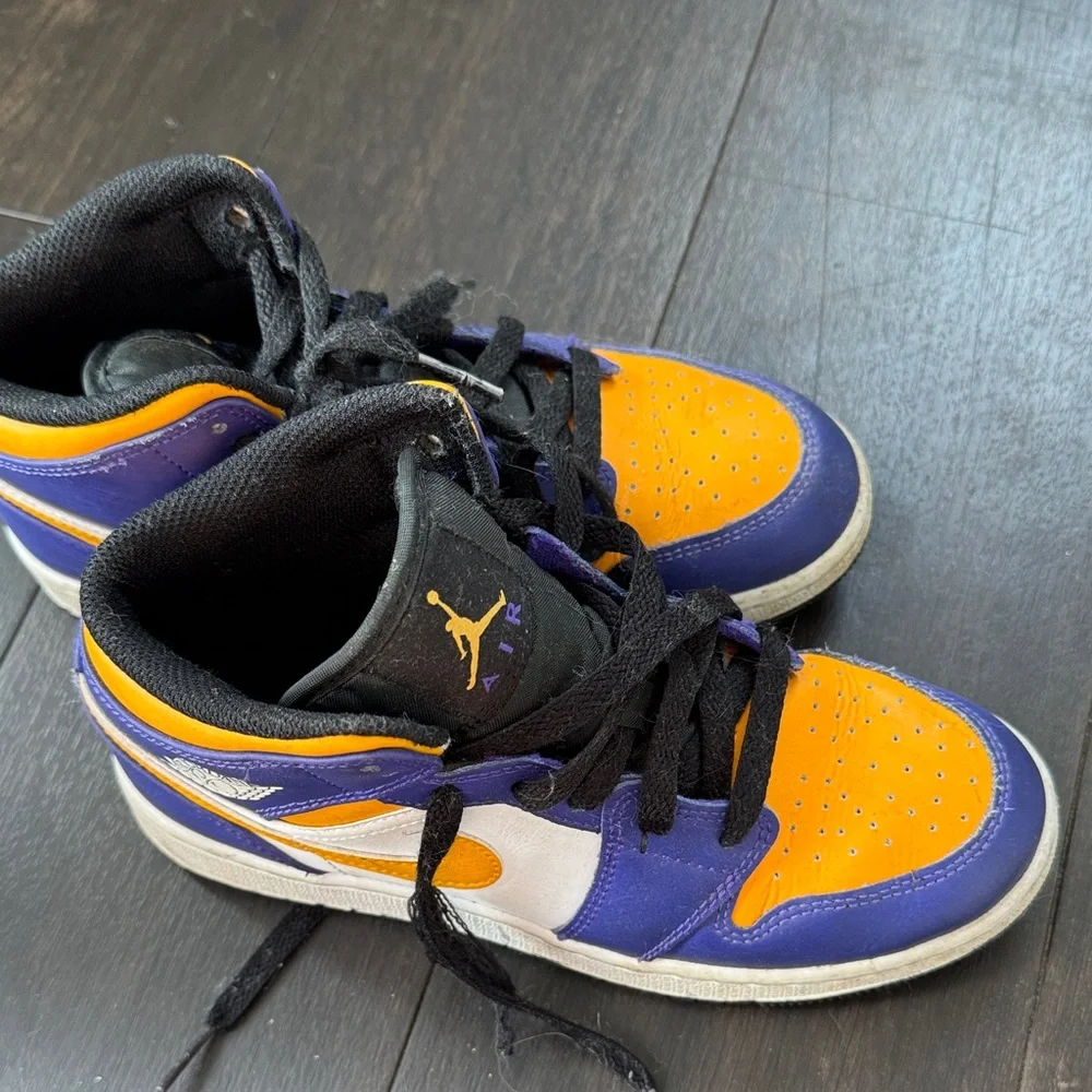 Jordan Kids
Air Jordan 1 Mid "Lakers" sneaker - Picture 2 of 5